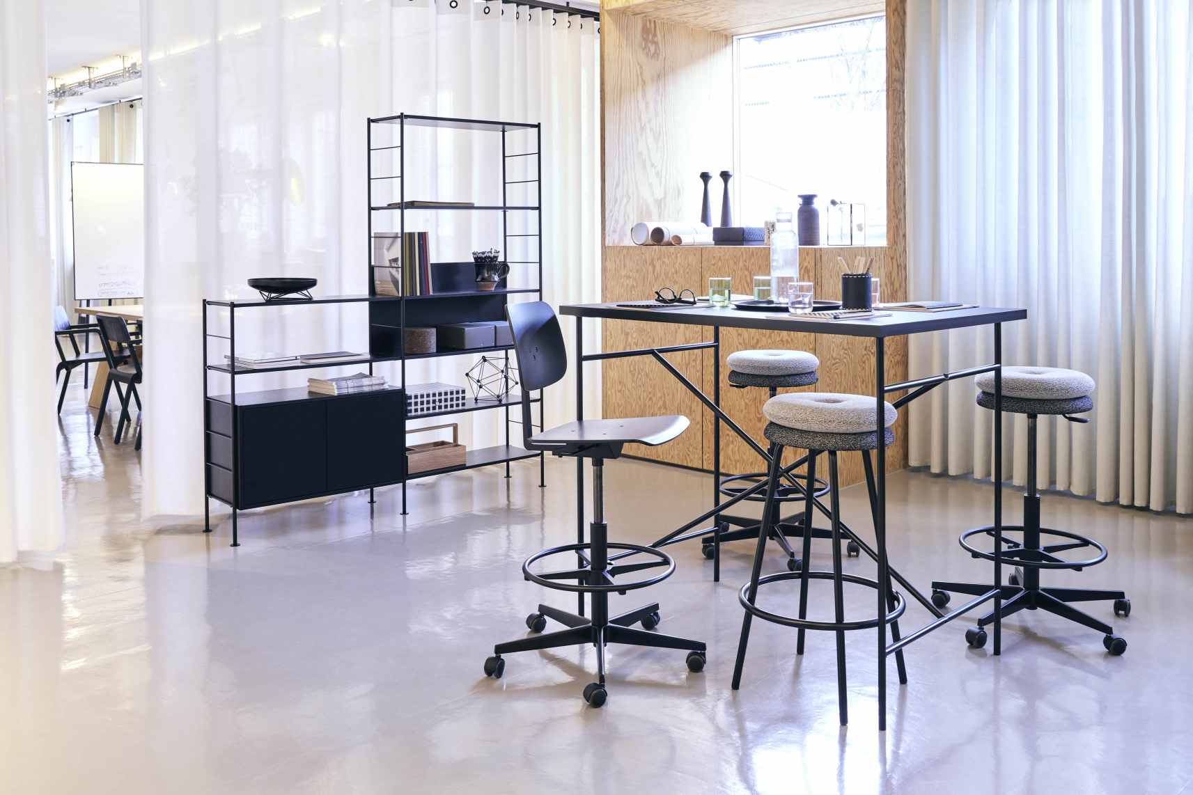 Mr. Square Drehstuhl von Richard Lampert: Höhenverstellbarer Bürostuhl mit Rollen und Fußstütze in Schwarz.