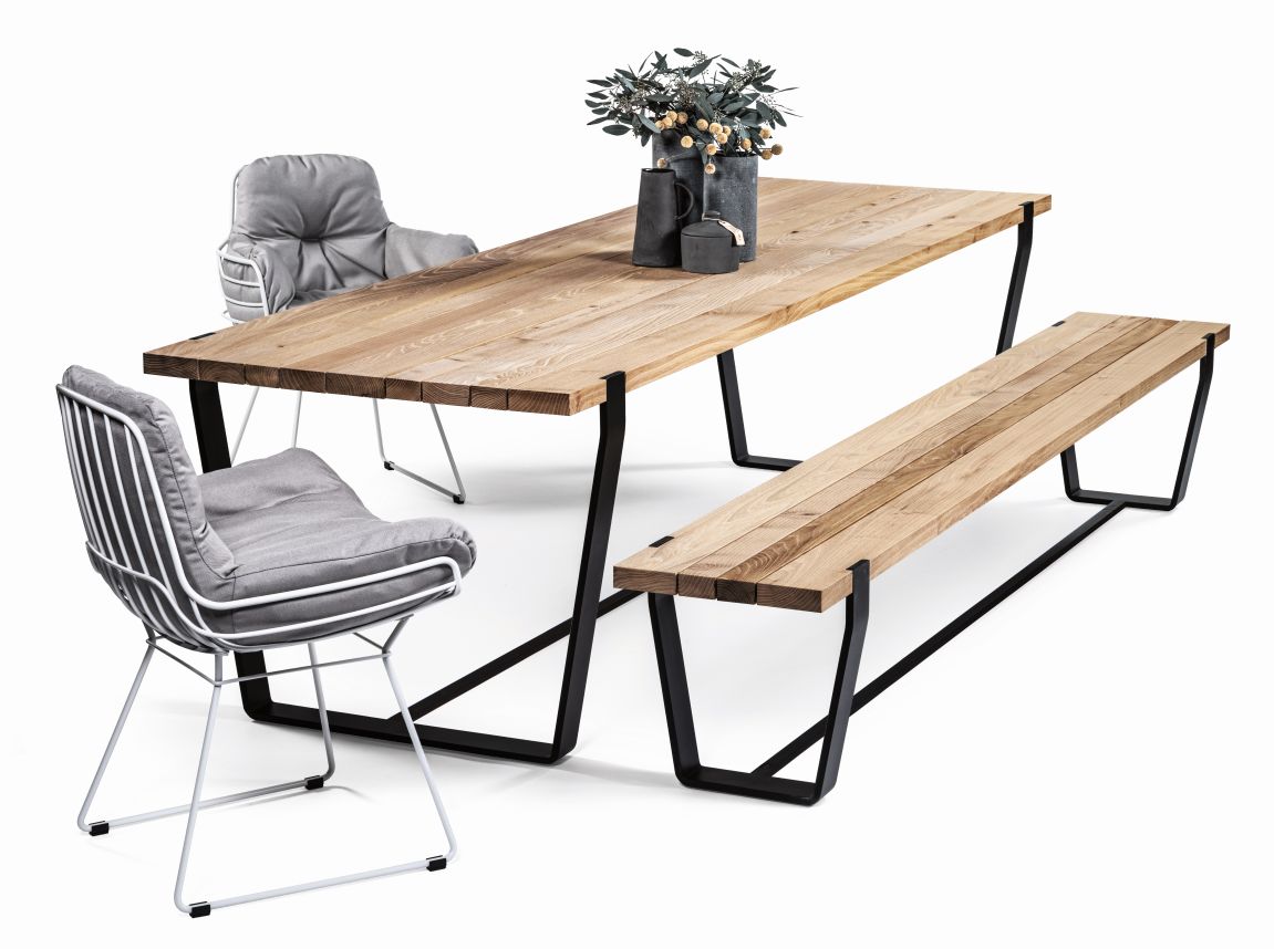 BB 12 Clamp Bank von Janua: Outdoor Akazienholz Bank, gebürstet und geölt, mit schwarzem Gestell.