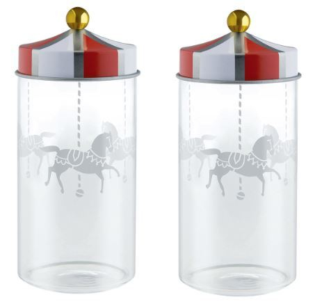Zwei Alessi Circus Gewürzbehälter mit Karussell-Motiv, rot-weiß gestreiftem Deckel und goldenem Knauf.