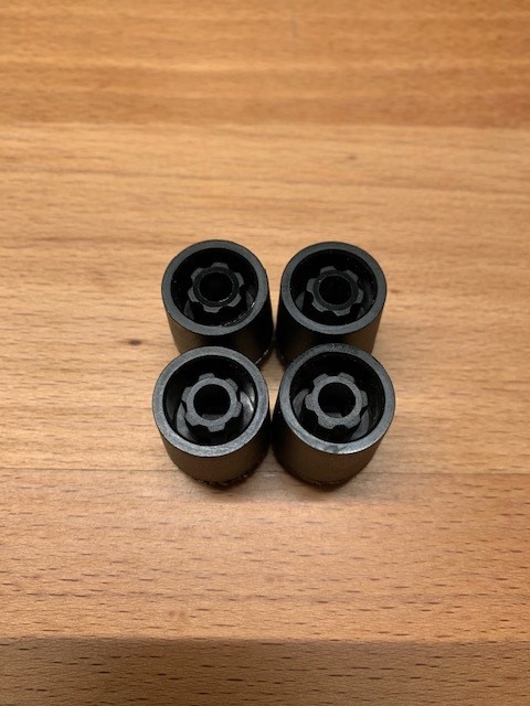 Vier schwarze Filzgleiter für Fritz Hansen Stühle, passend für 3107 Siebener und Ameise, zum Schutz des Bodens.