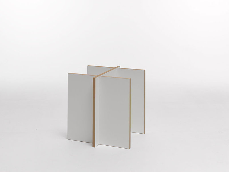 Tojo Hocker Untergestell aus weiß beschichteten Holzplatten für Tischgruppe, Detailaufnahme auf weißem Hintergrund.