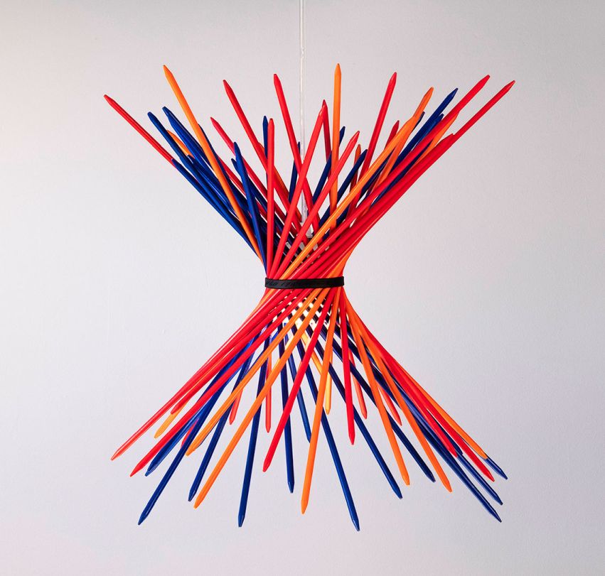 Pic-A-Stic Pendelleuchte von Ingo Maurer: Blaue, rote und orangefarbene Holzstäbe, gebündelt als Lampe.