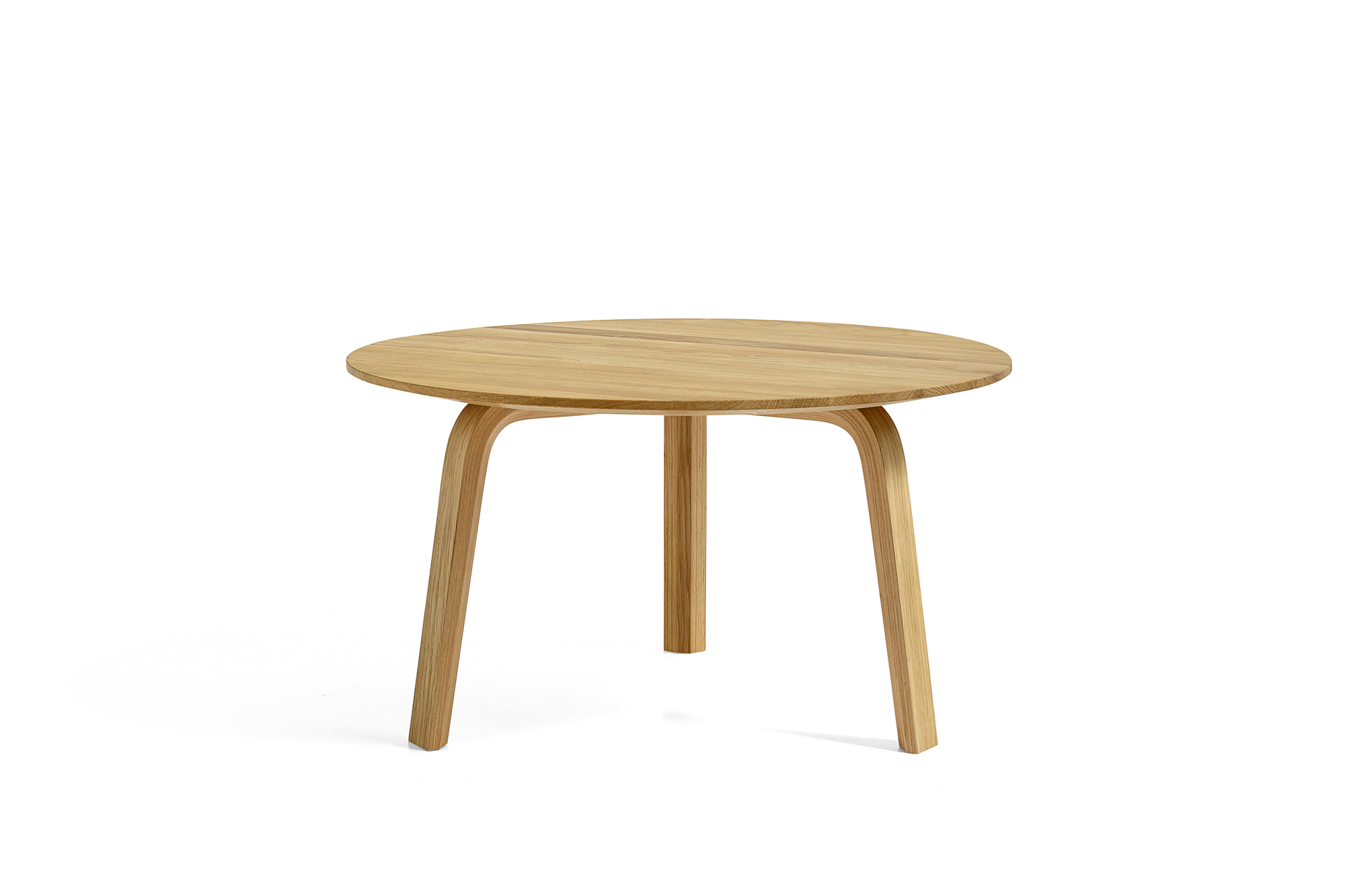 Bella Coffee Table von Hay: Runder Beistelltisch aus Eichenholz mit drei Beinen.