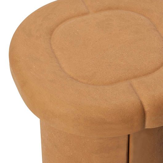Detailaufnahme des Alder Stool Hockers von Mater, geeignet für Innen- und Außenbereich.