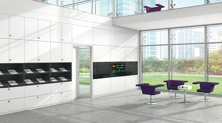 Allvia Garderobenschrank von Assmann Büromöbel: Weißer Büroschrank mit Fächern und geschlossenem Stauraum im modernen Büro.