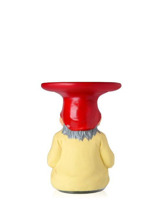Rückansicht des Gnomes Napoleon von Kartell, roter Hut, gelbe Jacke, grauer Bart. Dekofigur.