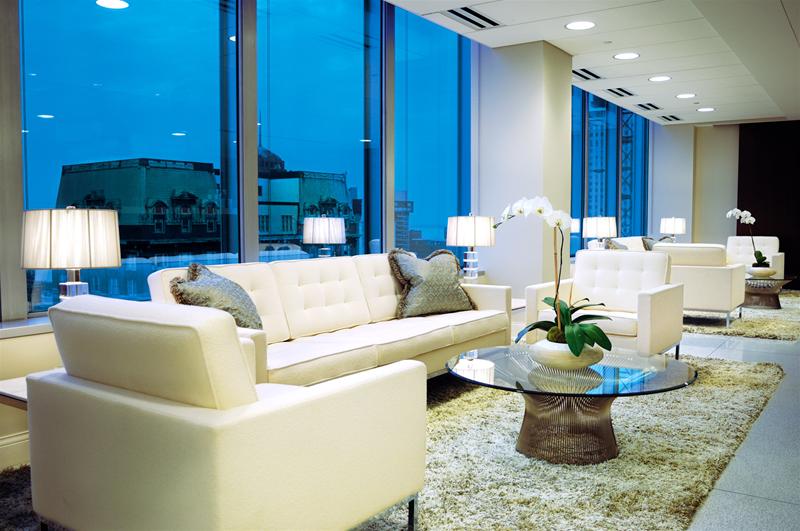 Weißer Florence RELAX Sessel von Knoll International in einem modernen Wohnzimmer. Designermöbel und Sitzmöbel.