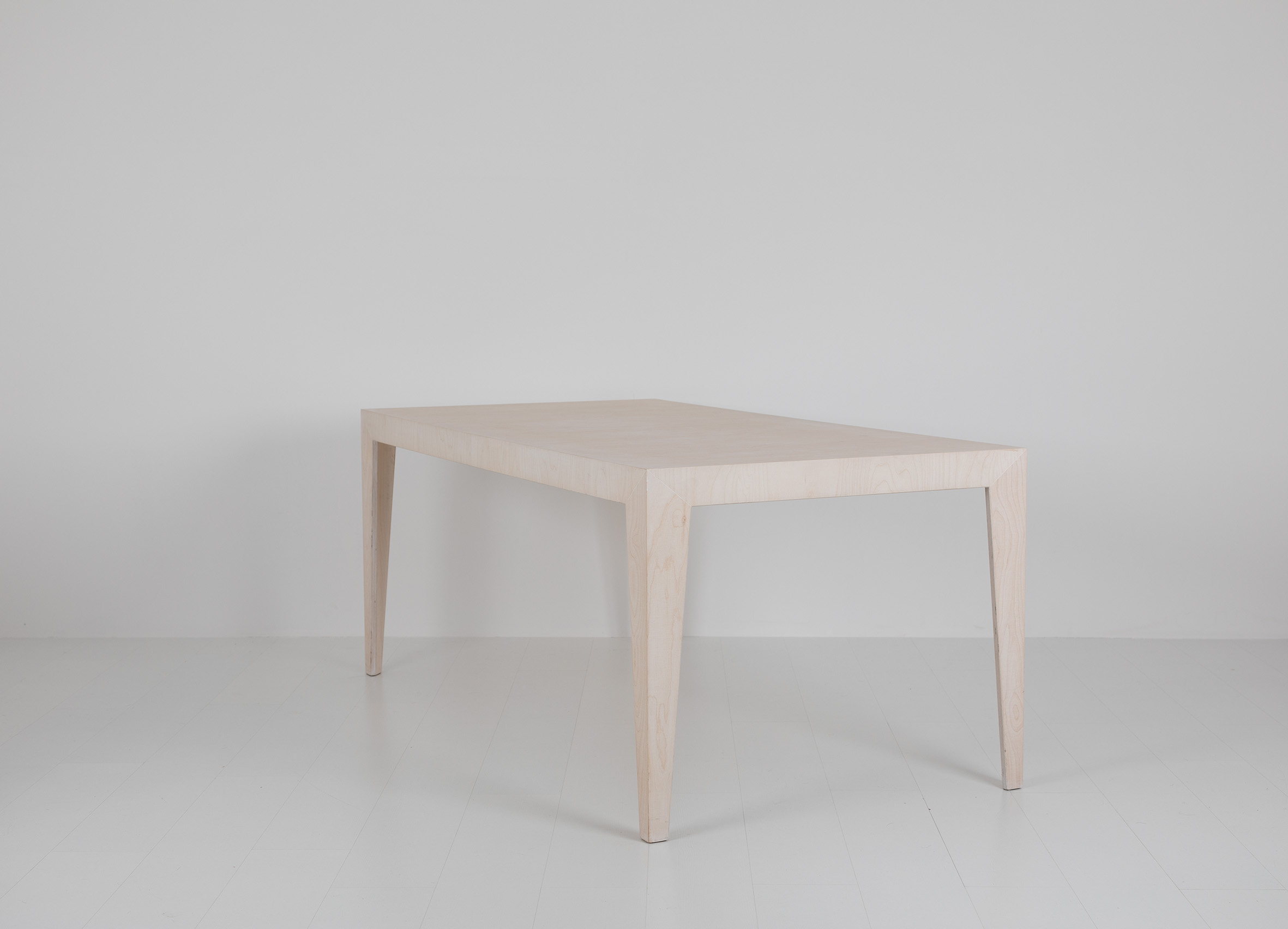 MARTA Minimalistischer Holztisch Das ganze Leben