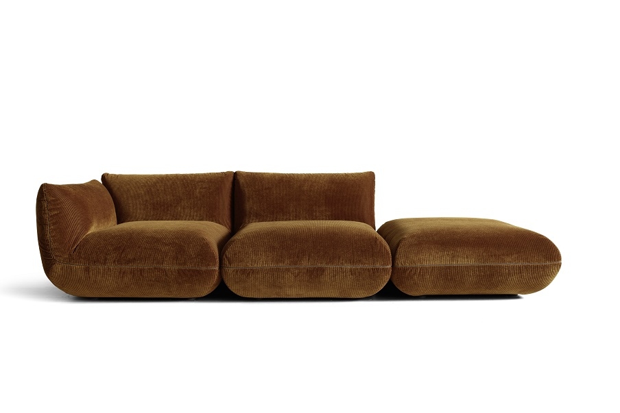 Jalis Sofa in Cord Bernstein: Modulares Sofa mit Ottomane und Cordbezug in warmem Braunton.