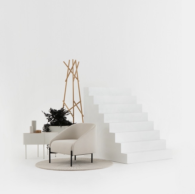 Kendo Garderobenständer aus Eiche Natur von Cascando, moderner Kleiderständer im minimalistischen Design.