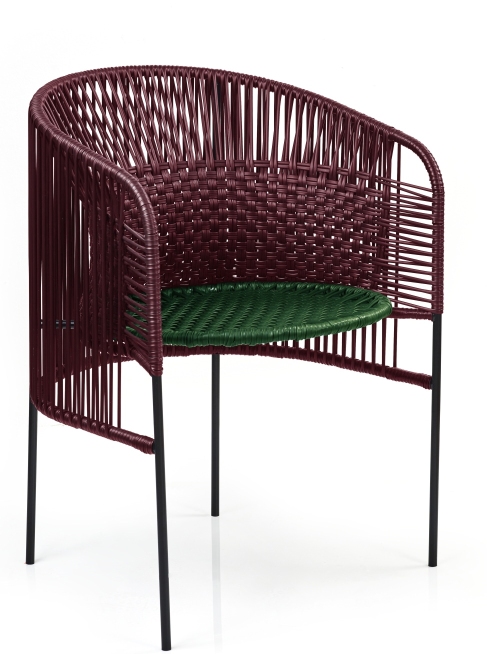 Caribe Chic Dining Chair: Outdoor Stuhl in Schwarzrot mit moosgrüner Sitzfläche und schwarzem Gestell.