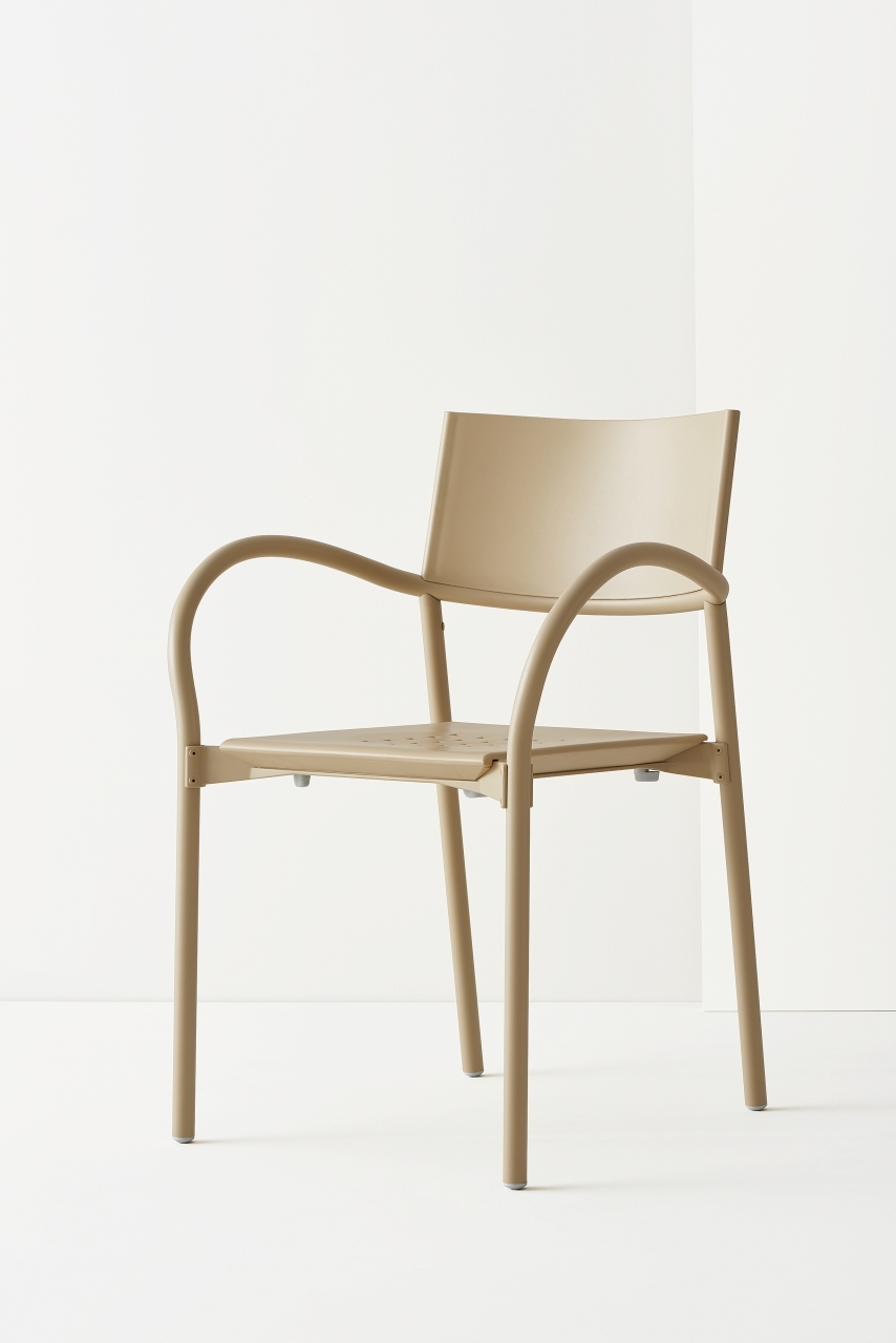 Breeze Stuhl von Segis, beige, mit Armlehnen und mattem Aluminiumgestell. Moderner Designstuhl.