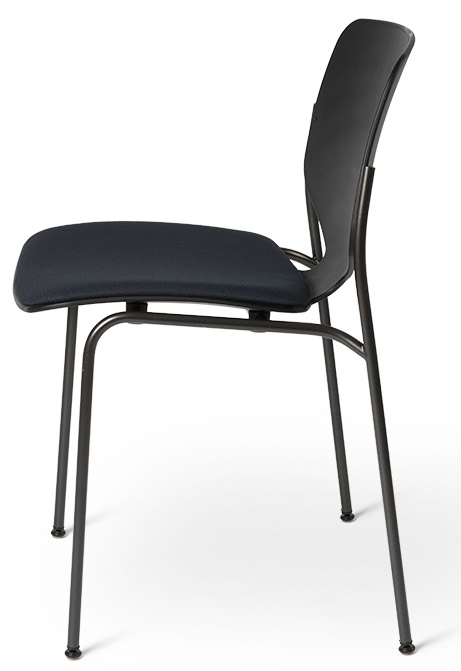 Schwarzer Nova Sea Stuhl mit gepolstertem Sitz und schlankem Metallgestell, Seitenansicht. Bürostuhl, Konferenzstuhl.