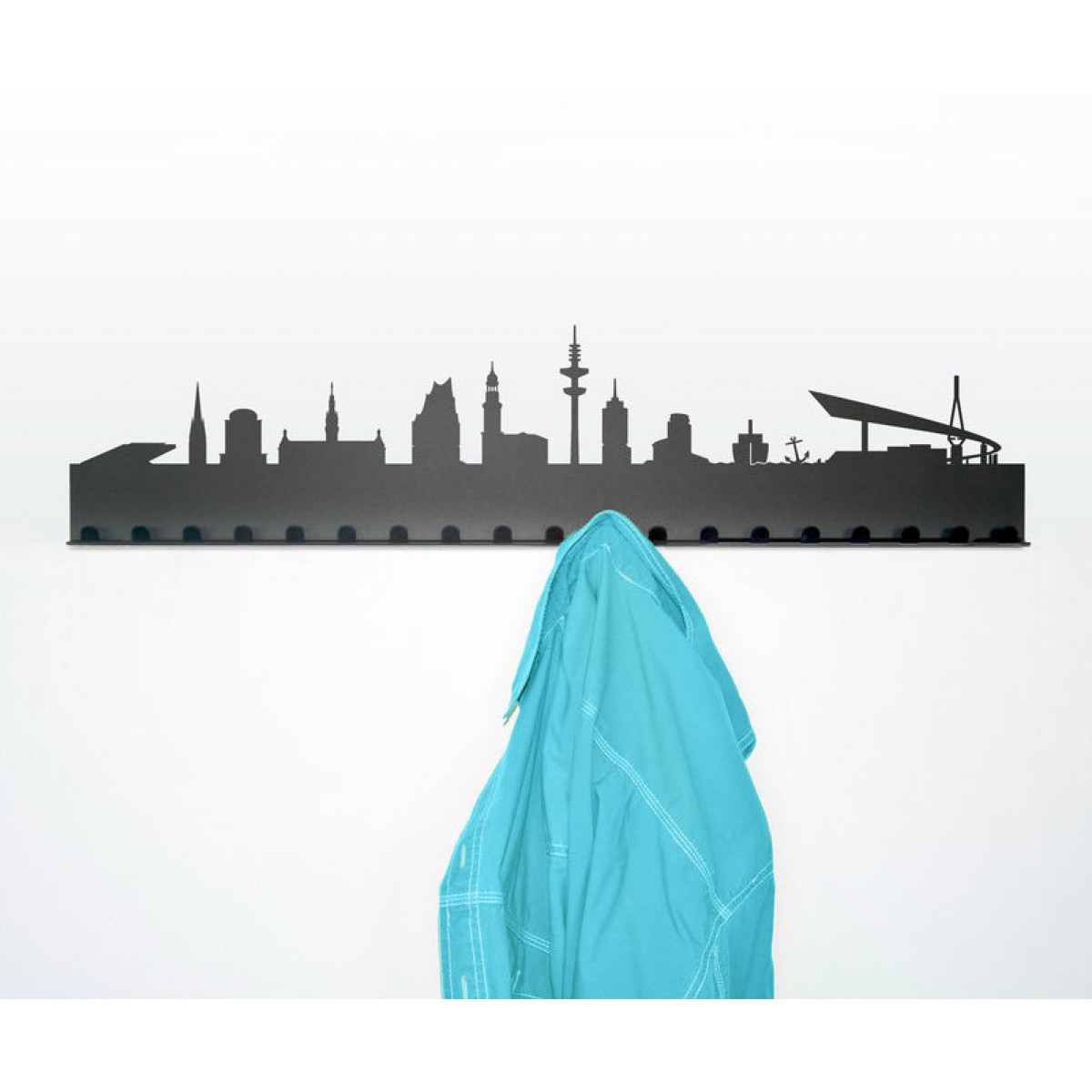 Schwarze Städtegarderobe mit Skyline und Jacke. Radius Garderobe für Flur, Diele und Eingangsbereich.