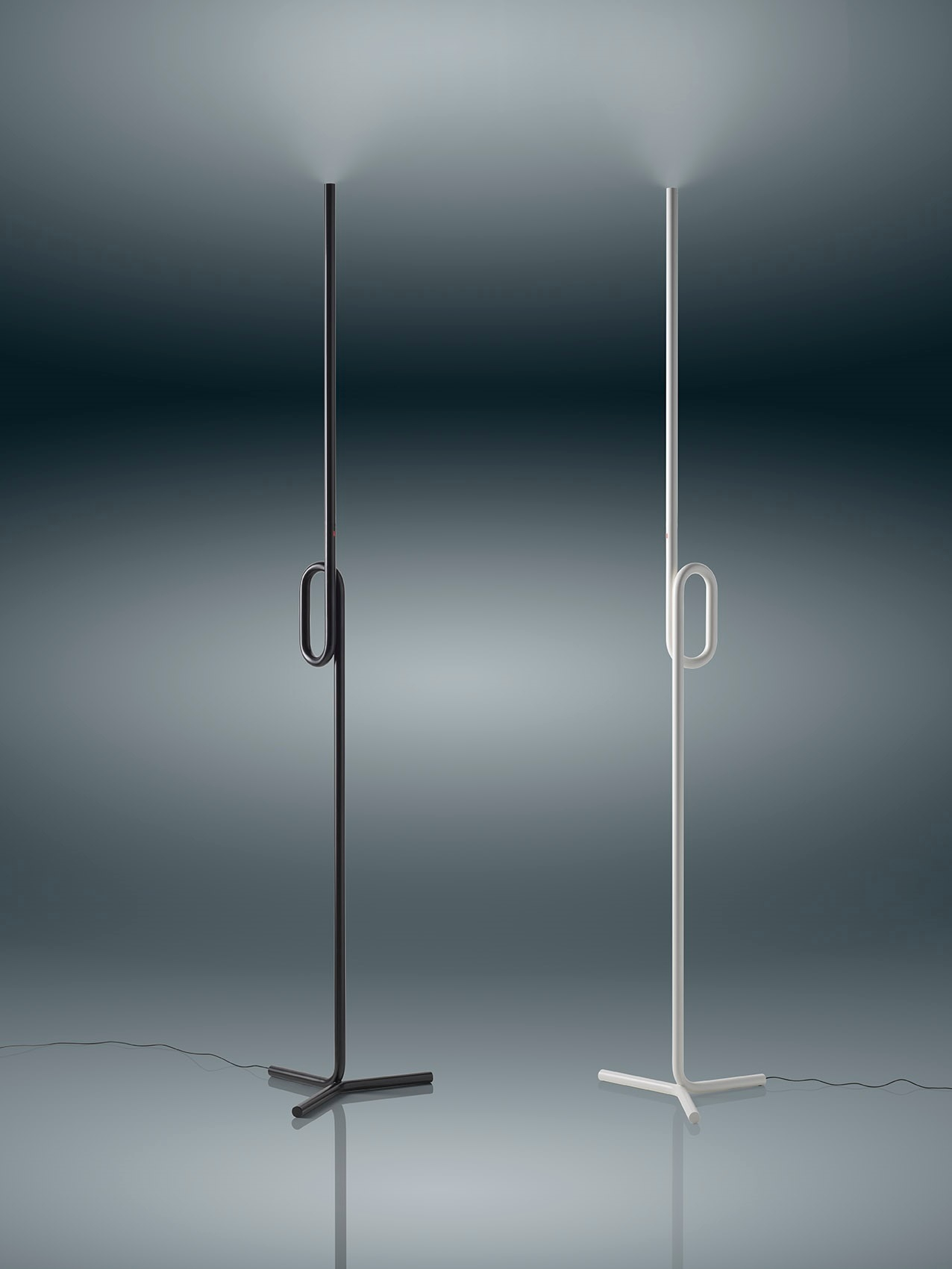 Zwei Tobia Stehleuchten von Foscarini, eine schwarz und eine weiß, modernes Design.