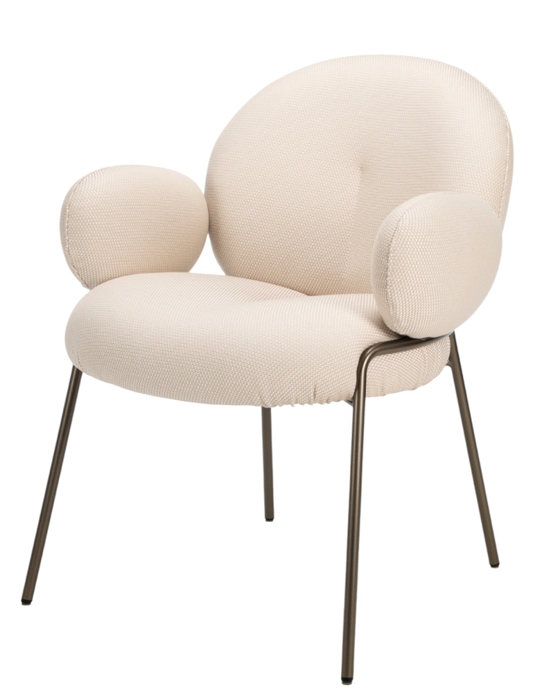 Nana Armlehnenstuhl von Freifrau Manufaktur: Beiger Outdoor Stuhl mit hohen Armlehnen und Metallgestell.