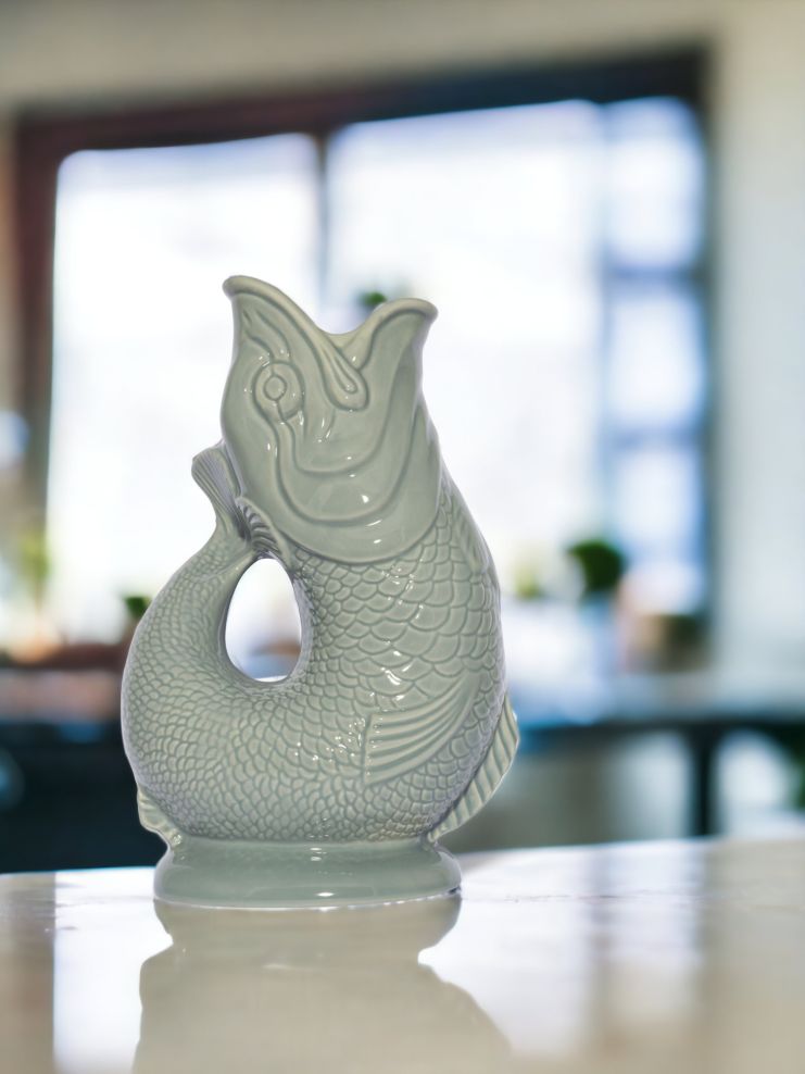 Gluckigluck Karaffe in Salbeigrün, XL. Keramik-Wasserkrug in Fischform, dekorative Vase.