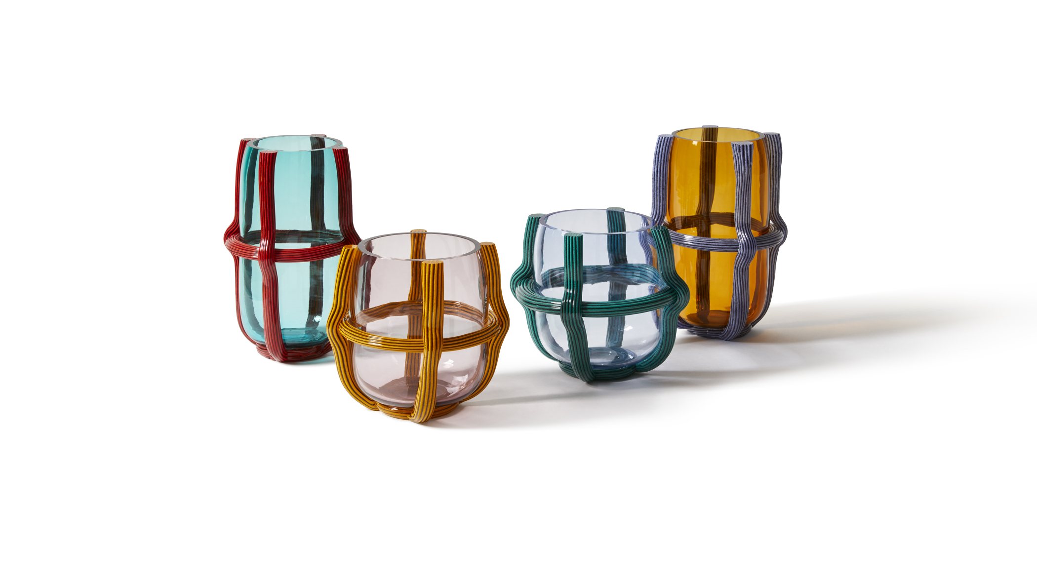 Mehrfarbige Sestiere Vasen von Cassina, H 37 cm. Dekorative Glasvasen mit farbigen Rattan-Details.