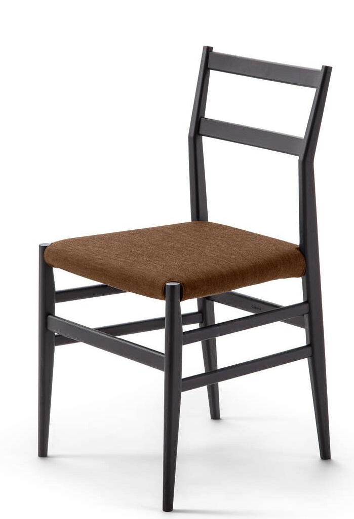 Cassina Leggera Stuhl mit braunem Stoffbezug und dunklem Holzgestell, klassisches Design.