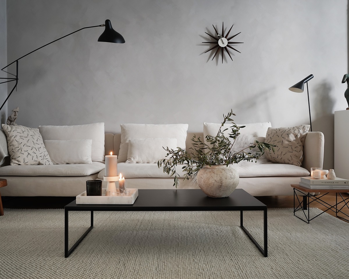 Wohnzimmer mit braunem Tact Rug Teppich 90x140 cm von Woud, stilvolles Wohnambiente.