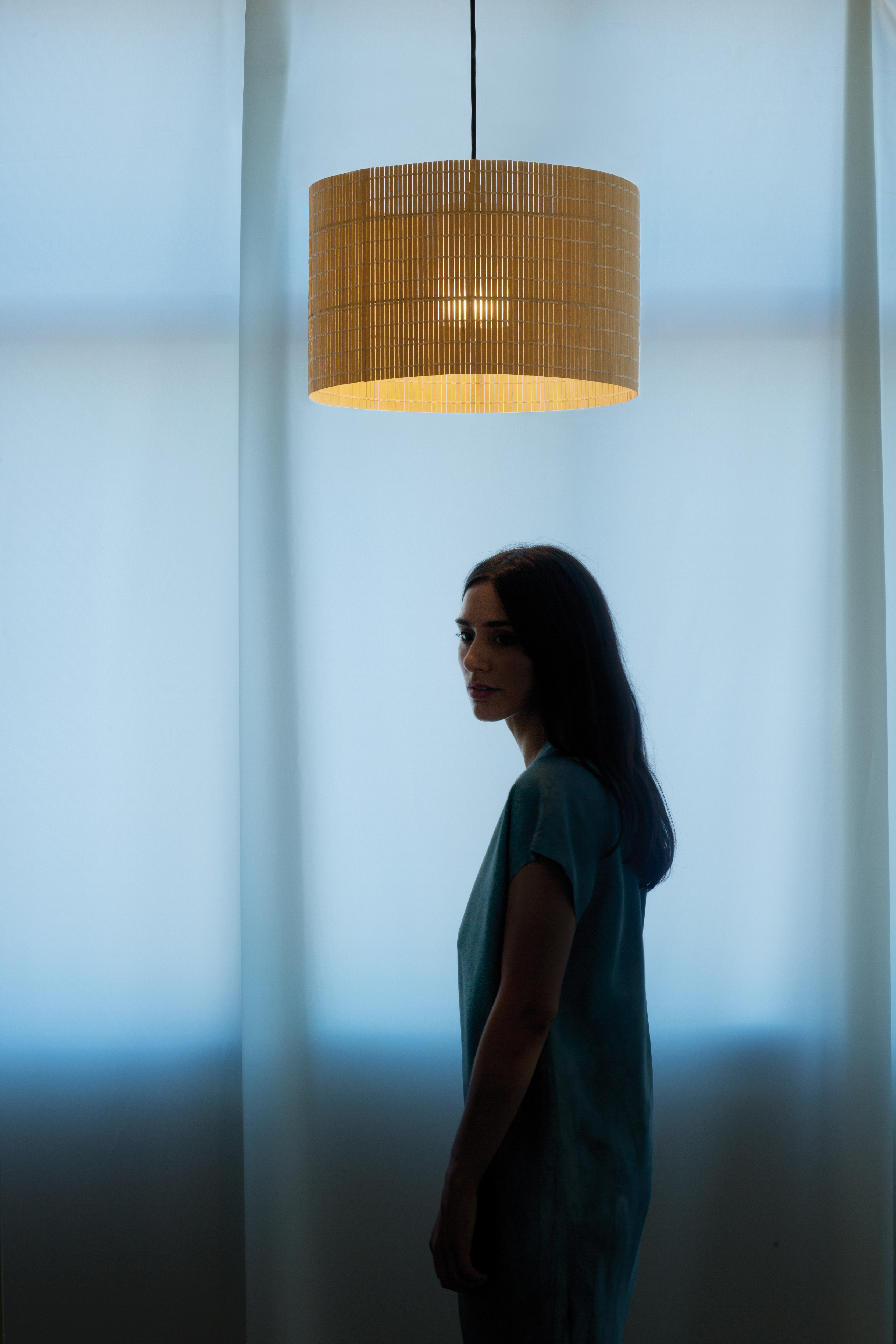 Nagoya Pendelleuchte von Santa & Cole mit Holzlamellen und warmem Licht, moderne Hängeleuchte.