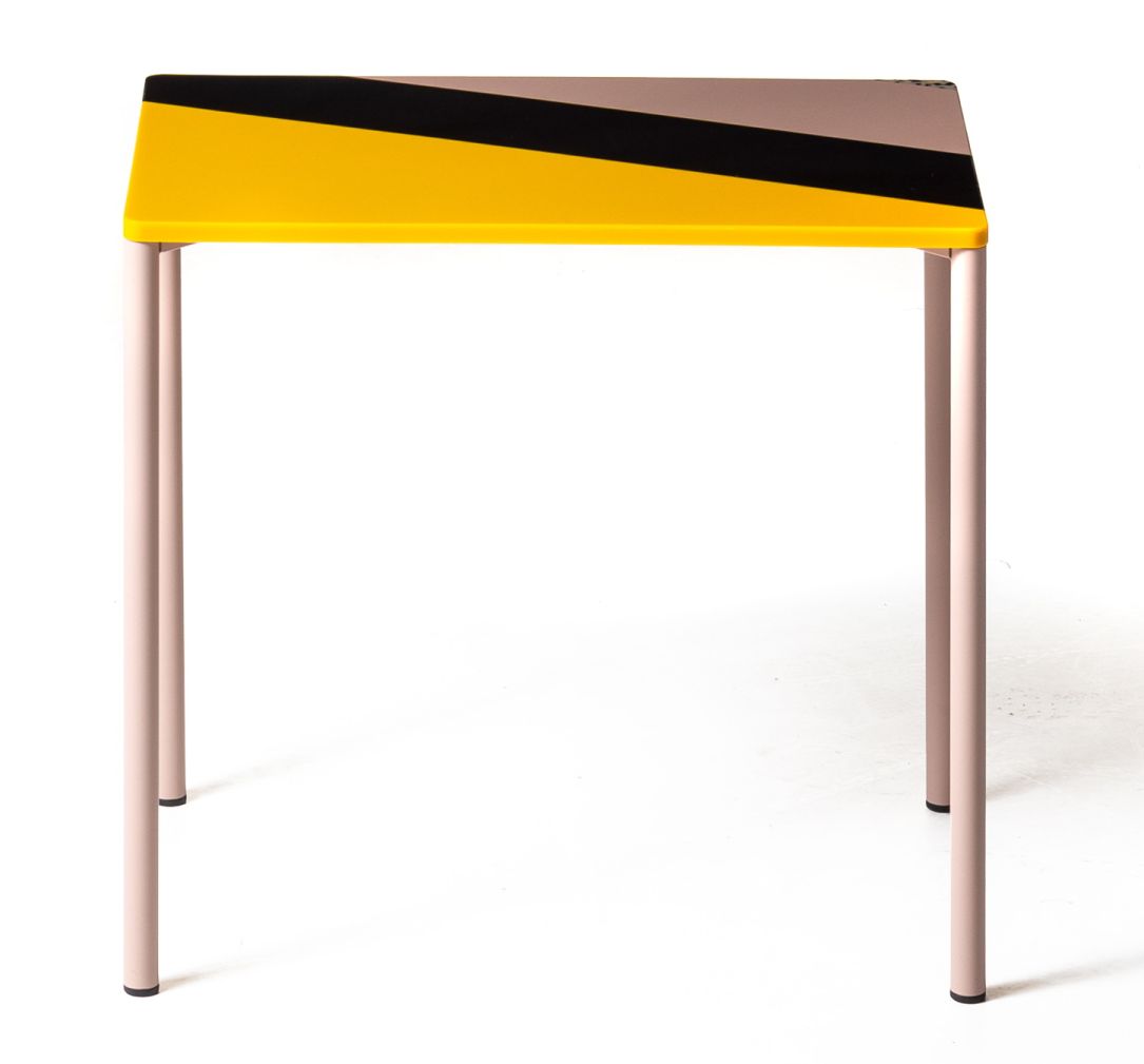 Gelber Fishbone Tisch von Moroso, 54x34x50 cm, mit geometrischem Muster und rosafarbenen Beinen.