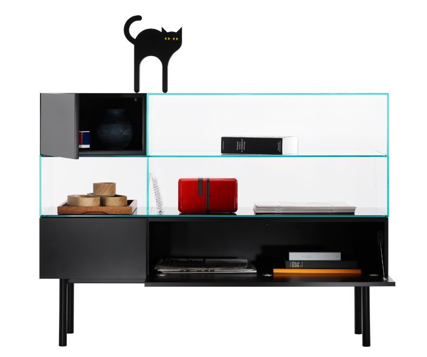 S4 Vitrine von Tecta, modernes Design mit Glasböden und schwarzen Schrankelementen zur stilvollen Aufbewahrung.