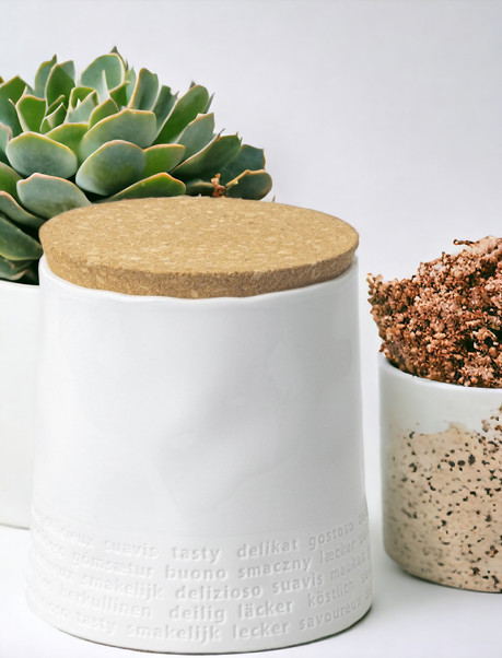 Raumpoesie Vorratsdose mit Korkdeckel. Weiße Keramikdose mit Schriftzug "lecker" in verschiedenen Sprachen. Dekorative Aufbewahrung für Küche.