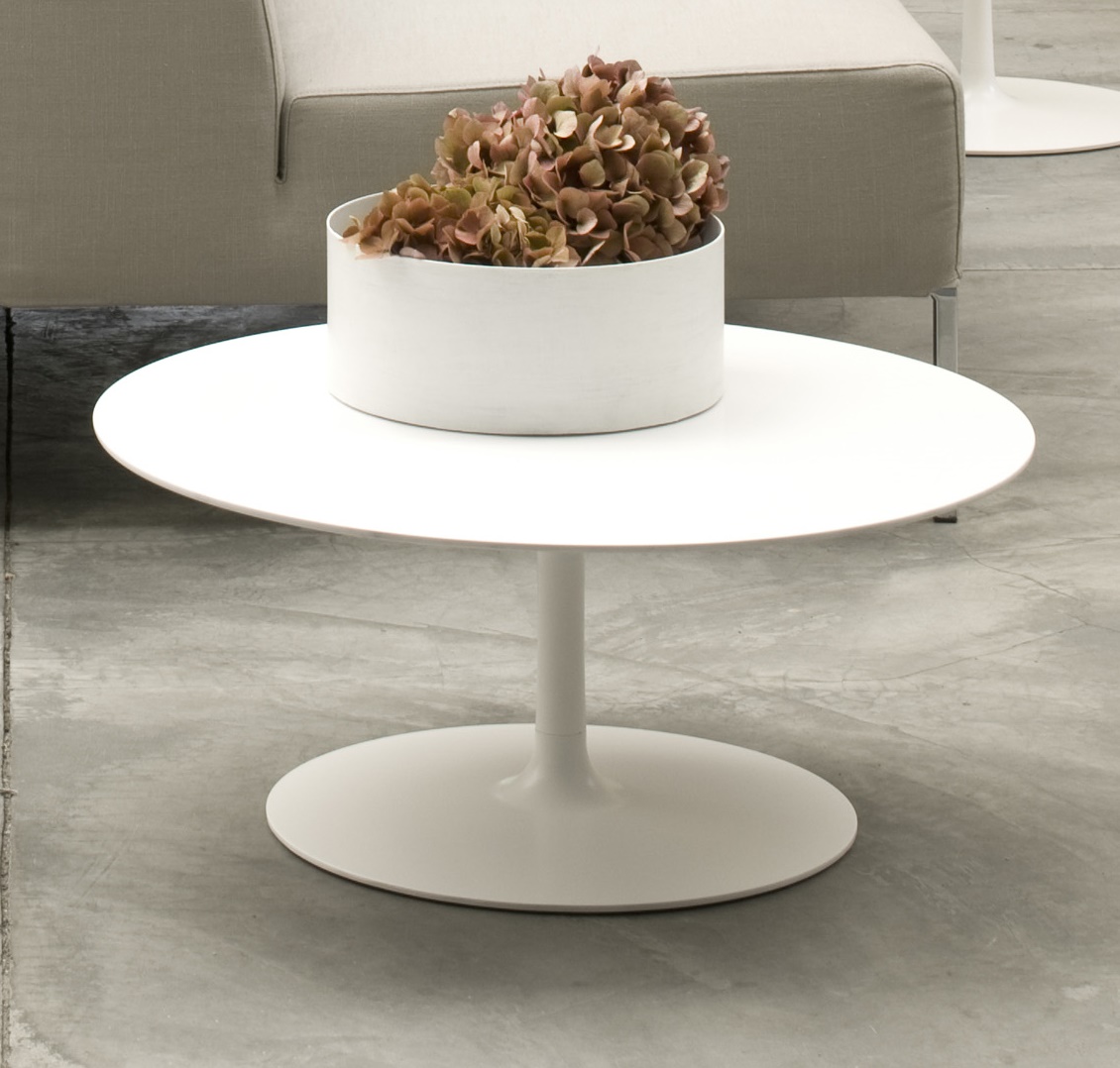 Weißer Flow Low Table Couchtisch von MDF Italia mit Blumendekoration, modernes Design für Wohnzimmer.