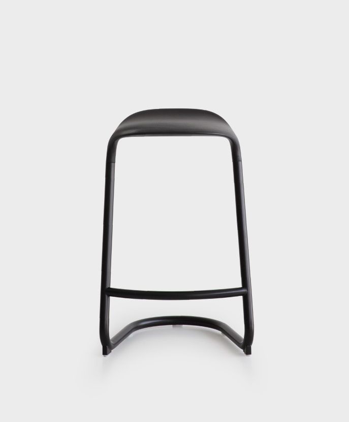 Schwarzer Cross Freischwinger-Hocker für den Innenbereich. Moderner Barhocker mit minimalistischem Design. La Palma Hocker.
