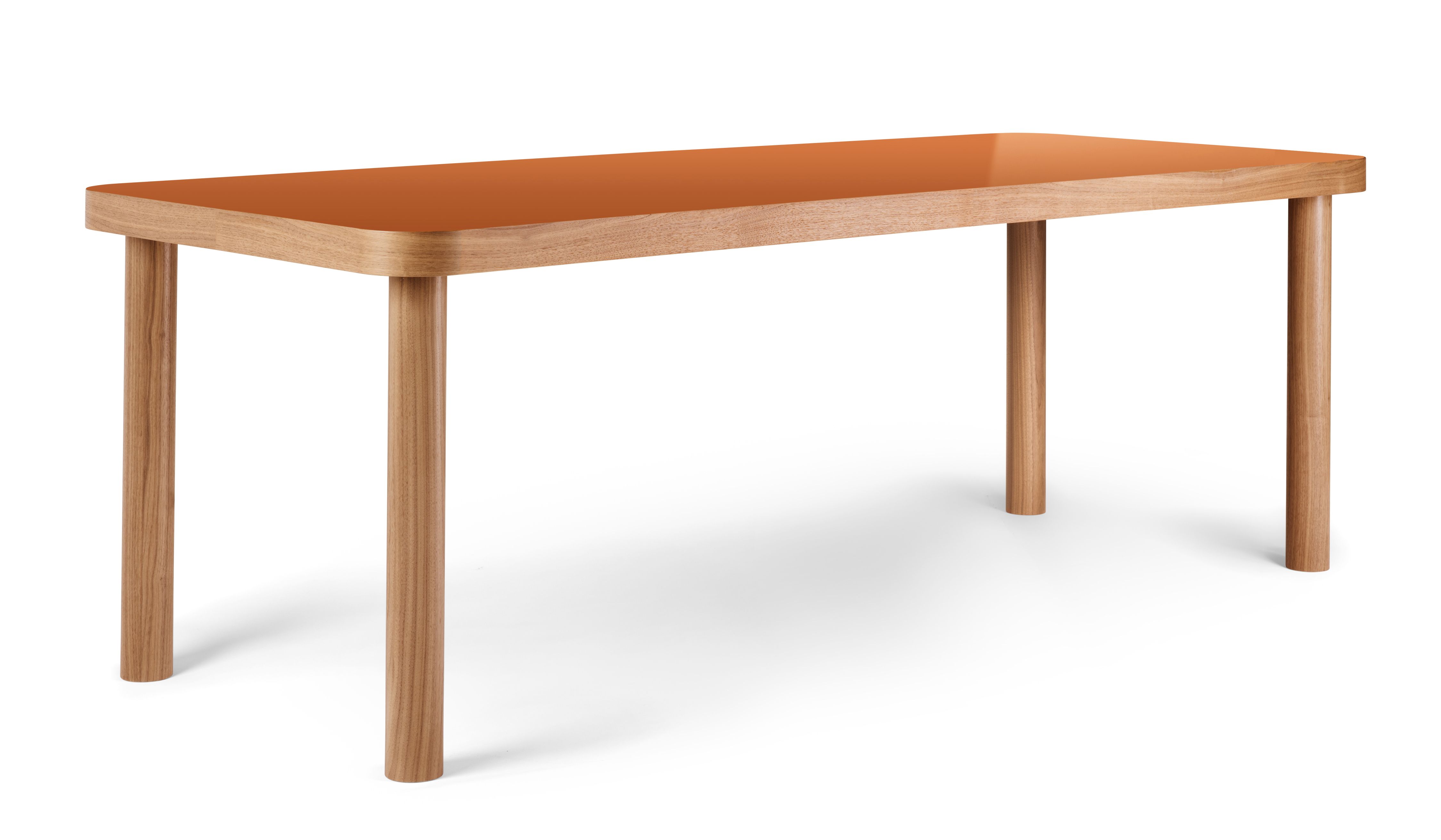 SÄULE Esstisch von Wiener GTV Design: Moderner Holztisch mit orangefarbener Tischplatte und runden Beinen.