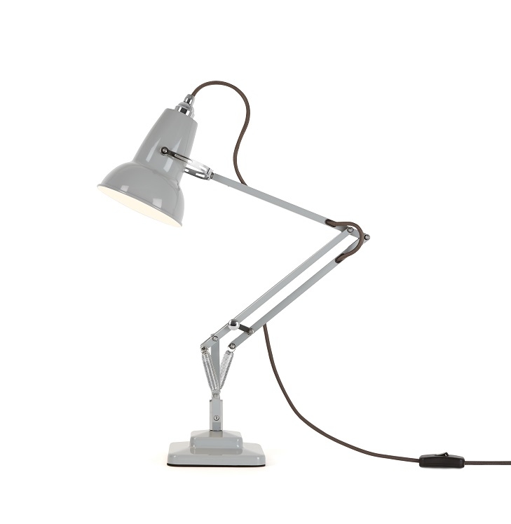 Graue Anglepoise Original 1227 Mini Tischleuchte mit verstellbarem Arm und braunem Kabel.