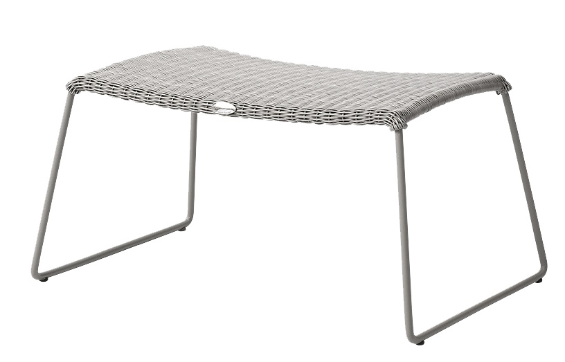 Taupefarbener Cane-Line Breeze Hocker für den Außenbereich mit geflochtener Sitzfläche und Metallgestell.