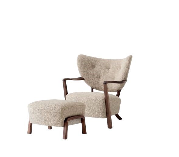 AndTradition Wulff Sessel ATD2 mit Hocker, beige Bouclé-Polsterung und dunklem Holzgestell, modernes Wohnzimmer Design.