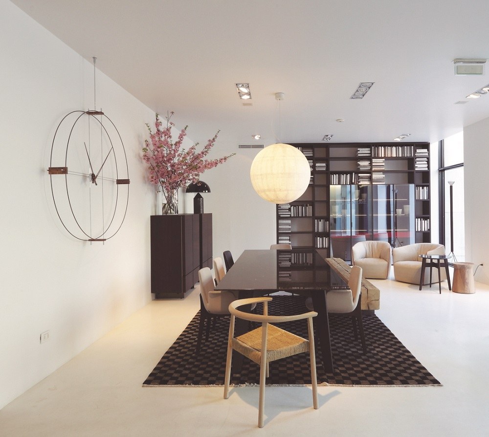 Delmori Clock Wanduhr: Design Wanduhr in Schwarz und Walnuss im modernen Esszimmer.