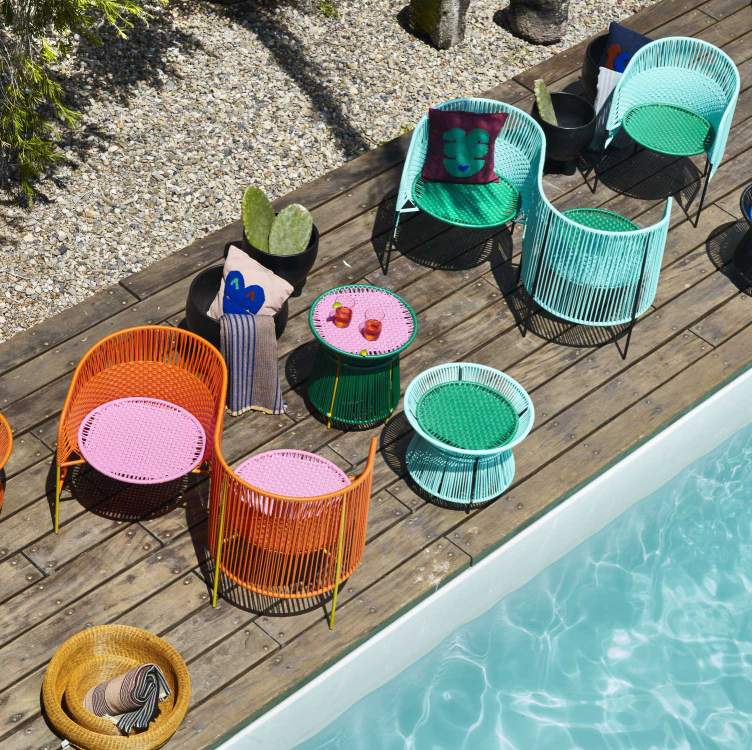 Caribe Beistelltische in Orange, Rosa, Gelb und Türkis am Pool. Outdoor Möbel Design.