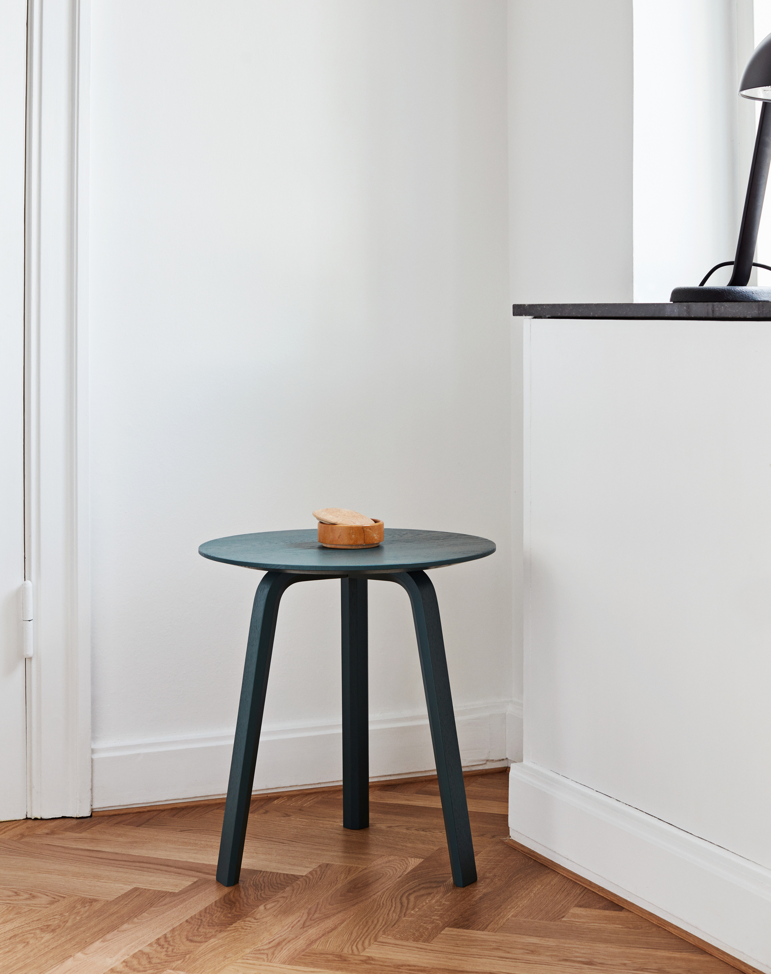 Bella Coffee Table Beistelltisch von Hay, runder Holztisch in Petrol mit Holzschale, modernes Möbeldesign.