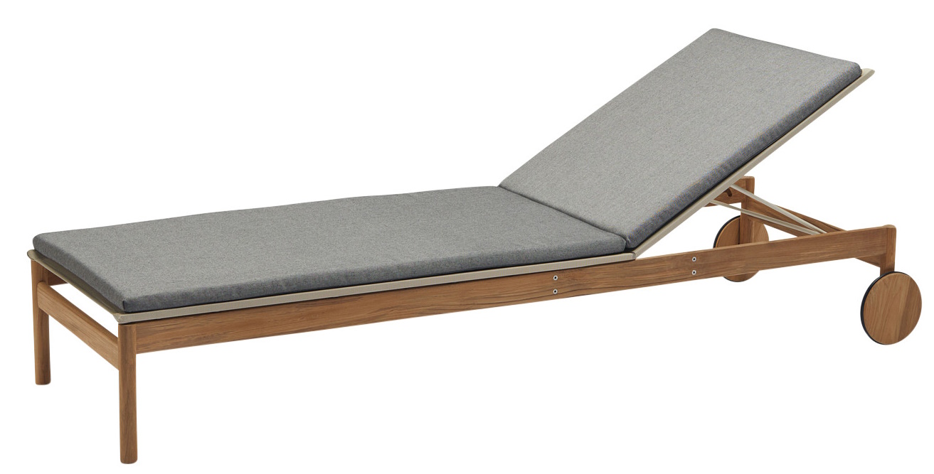 Pelagus Sonnenliege mit grauem Sitzkissen von Skagerak by Fritz Hansen, Teakholzrahmen und Rädern.