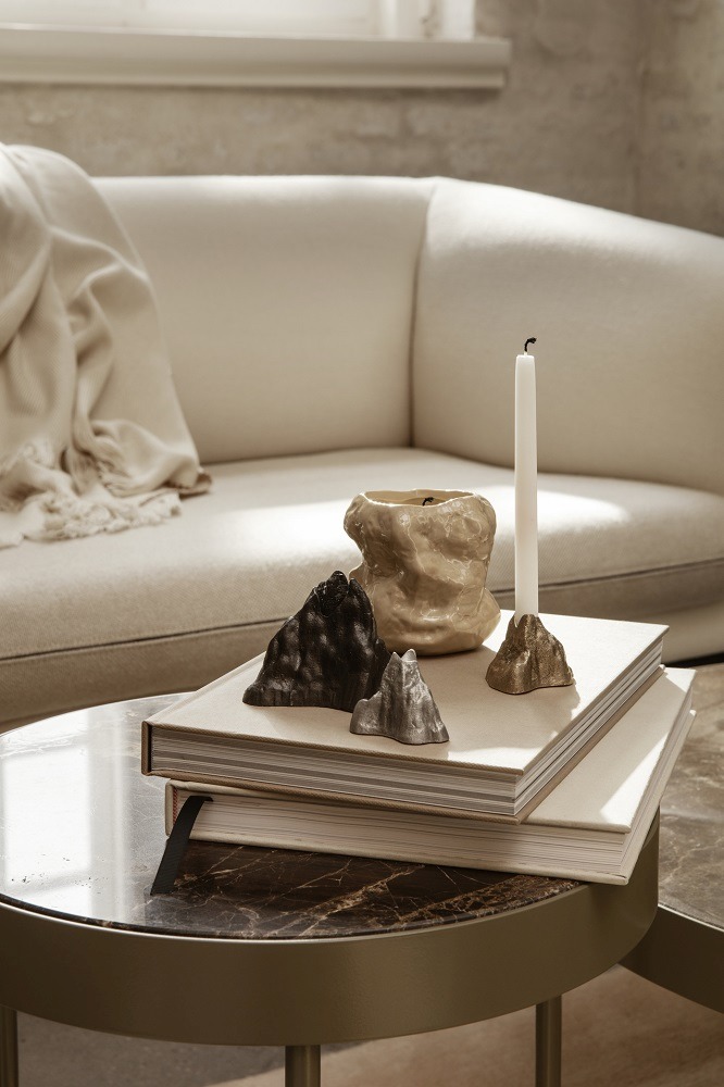 Nahaufnahme des Ferm Living Marble Table Beistelltisches mit Deko-Elementen auf Büchern.