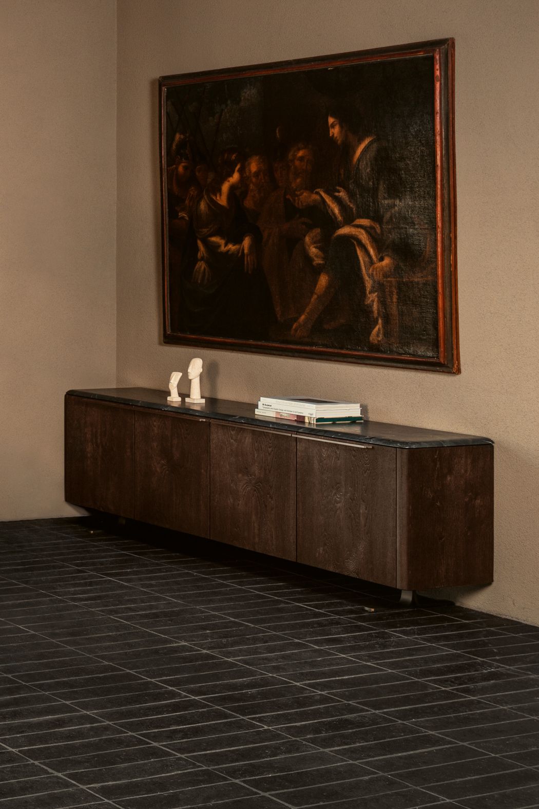 BC 11 Basket Sideboard anthrazit von Janua: Modernes Lowboard mit vier Türen und Kupfergestell.