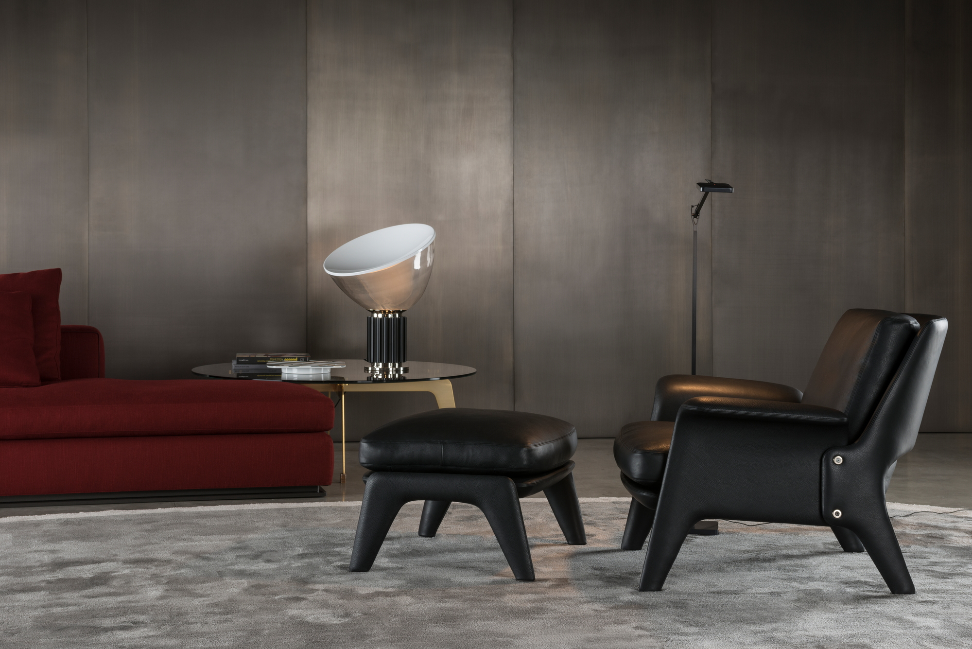 Taccia Tischleuchte von Flos auf einem Tisch im Wohnzimmer. Design Lampe mit indirektem Licht.