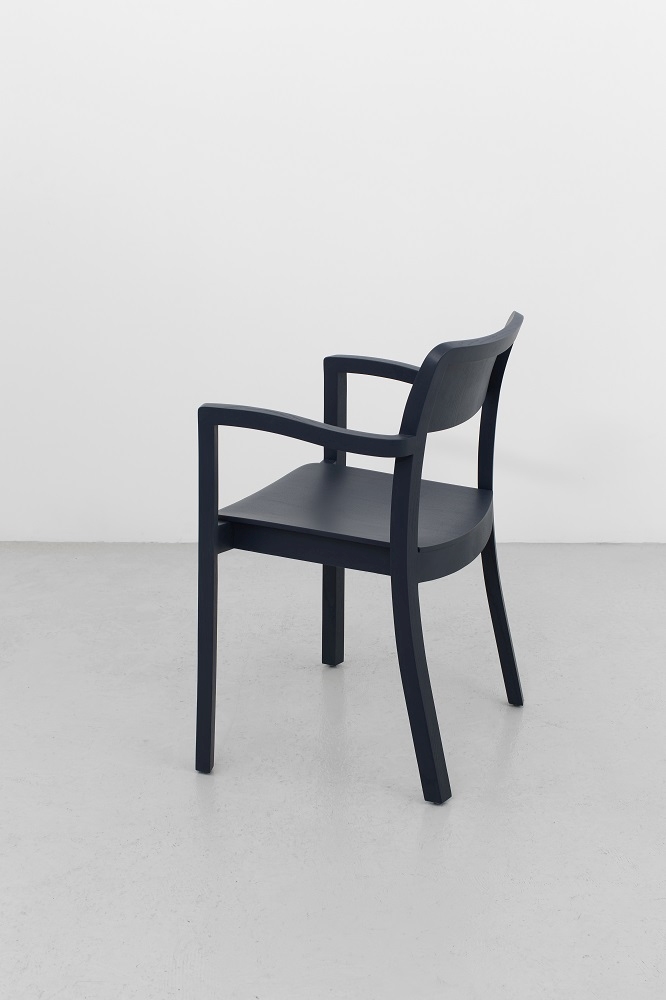 Dunkelblauer Pastis Armchair von Hay, ein moderner Armlehnenstuhl für Esszimmer und Wohnbereich.