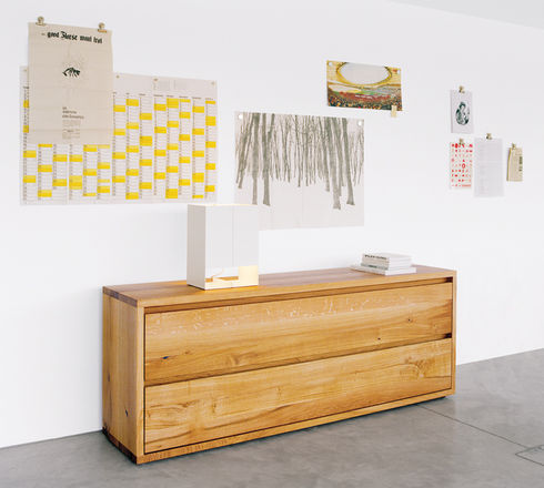 LT02 Seam Two Tischleuchte von e15 auf einer Holzkommode, modernes Design für Wohnraumbeleuchtung.