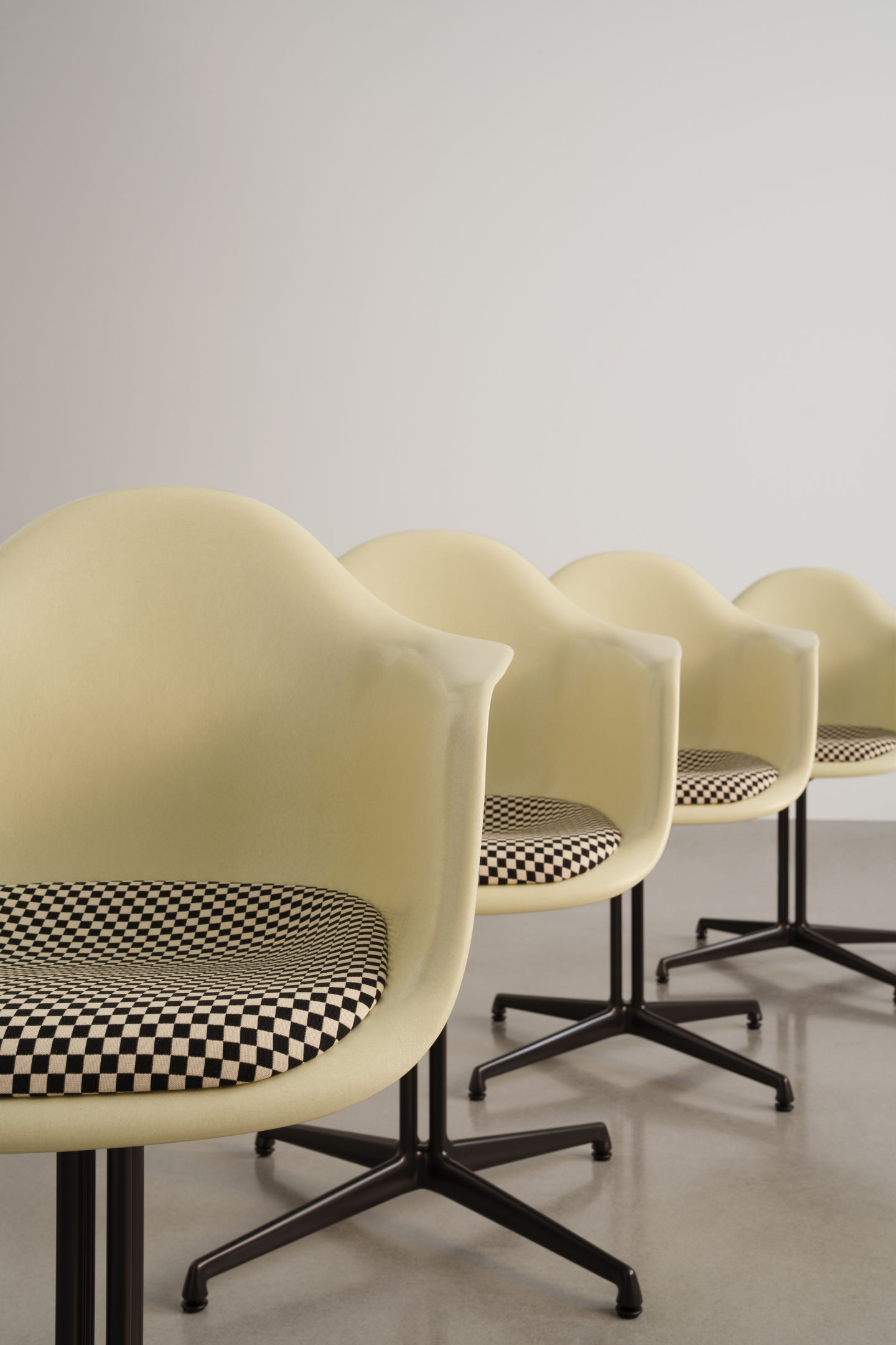 Eames Plastic Arm Chair DAL mit Sitzpolster Vitra