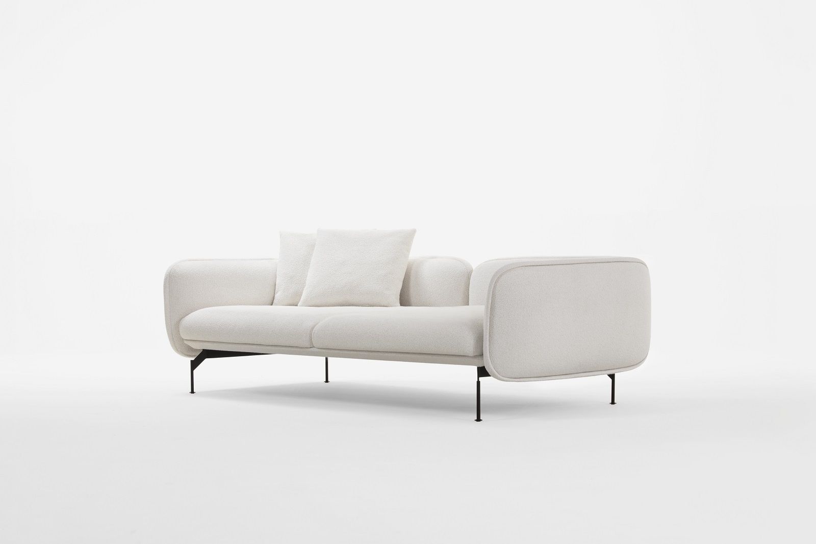 Weißes Echo Sofa von Prostoria mit zwei Kissen und schwarzen Füßen. Modulares Sofa.