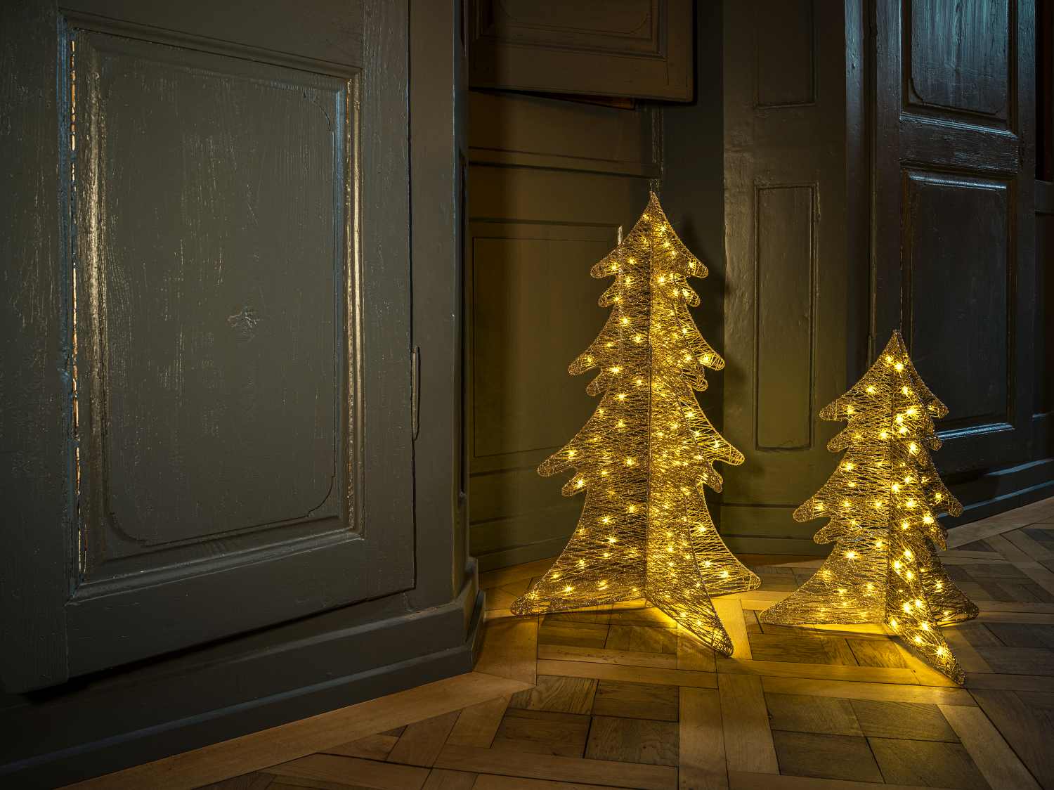 Zwei leuchtende LED Glitzer Weihnachtsbäume, Dekoration für festliche Stimmung.