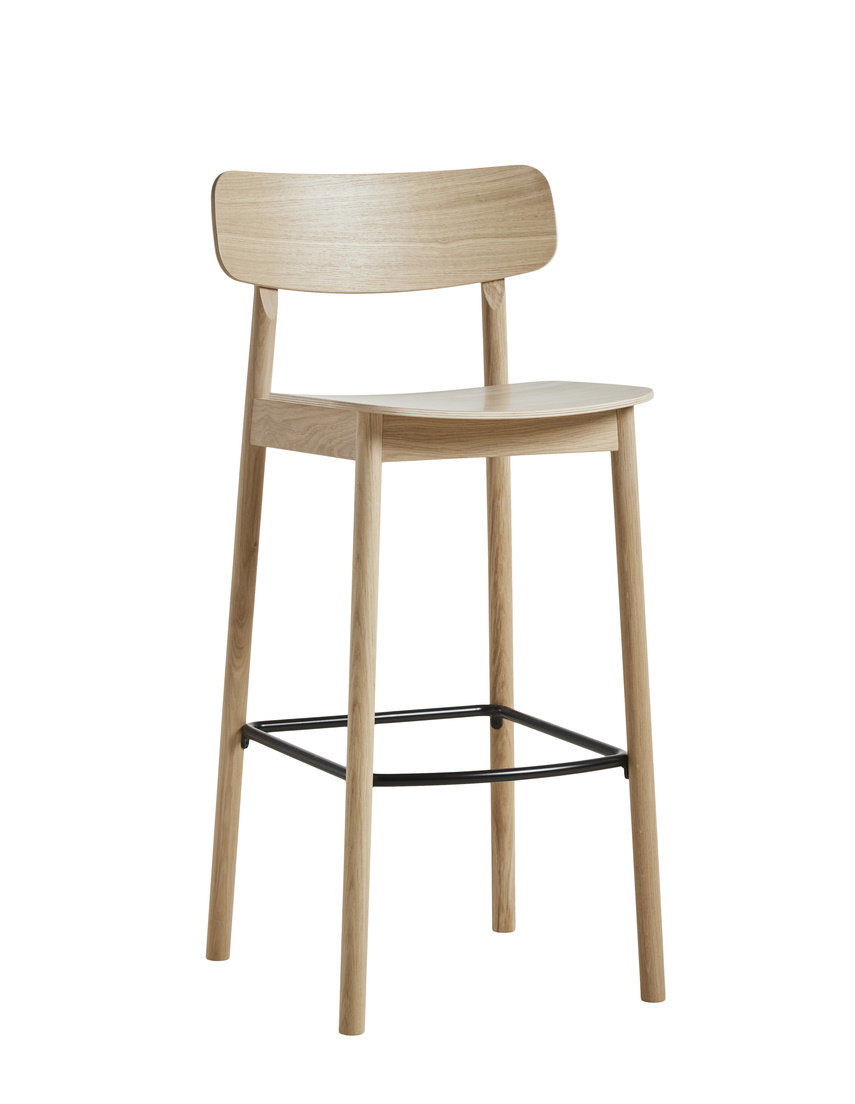 Soma Barhocker aus Eiche, weiß pigmentiert, mit Rückenlehne und schwarzer Fußstütze.