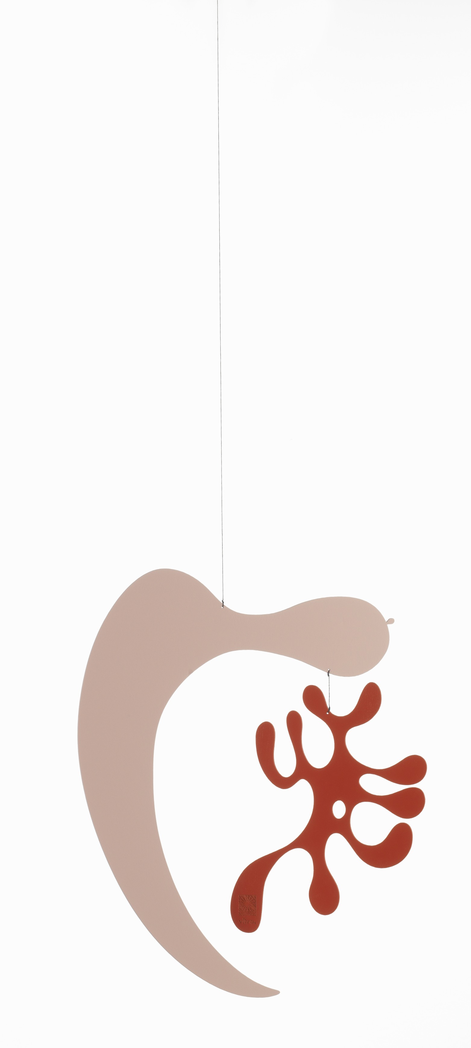 Plywood Mobile von Vitra, Bi-Colour Limited Edition, ein hängendes Kunstobjekt in Beige und Rot.