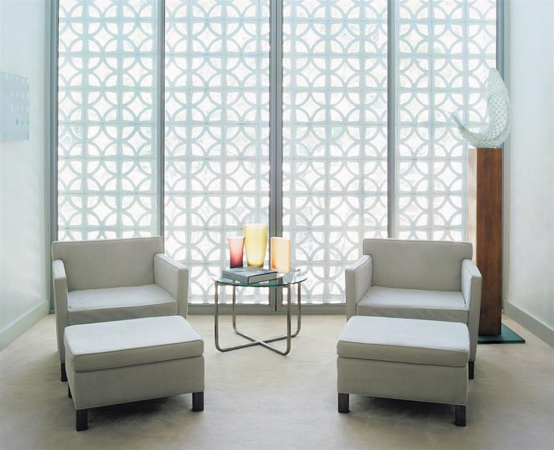 Krefeld Hocker von Knoll International: Grauer Hocker mit passendem Sessel in modernem Wohnraum.