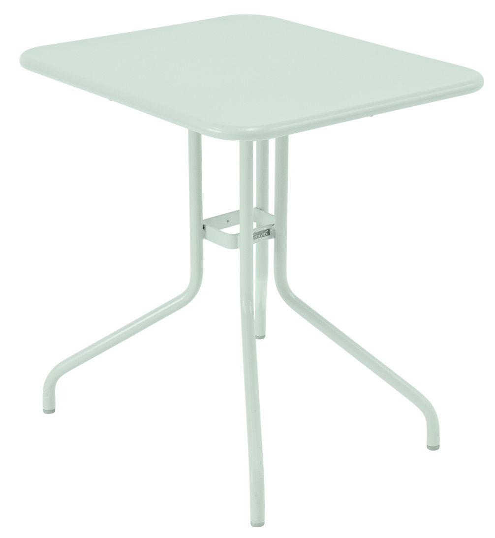 Heller, mintfarbener Pétale Tisch von Fermob, 60x70 cm, für den Outdoor-Bereich. Gartentisch mit Metallgestell.